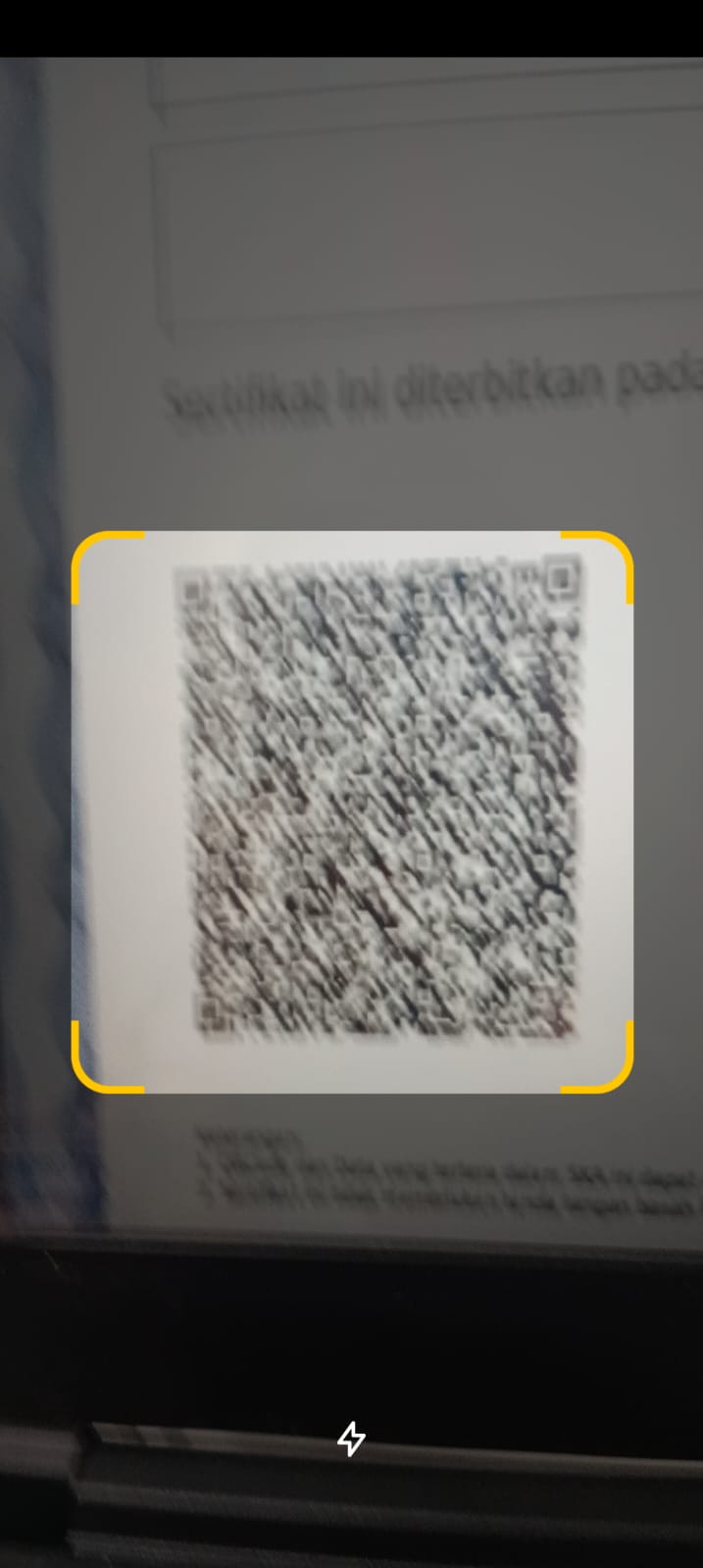 Contoh pemindaian QR pada dokumen fisik sertifikat
